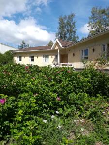 a house with a lot of flowers in front of it at Gasthaus Henri in Raisio