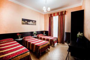 ローマにあるFunny Holidayのベッド3台と窓が備わるホテルルームです。