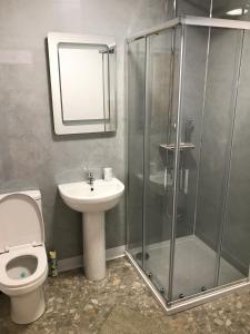 Salt Pot Cottage في سكيبتون: حمام مع دش ومرحاض ومغسلة +18 صورة