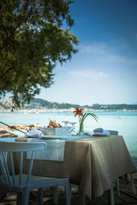 Mimoza Beach في أرغاسي: طاولة مطلة على الشاطئ مع طاولة وكراسي