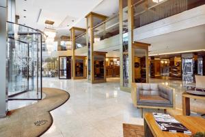 een lobby met een bank en een tafel in een gebouw bij Avantgarde Hotel Levent in Istanbul