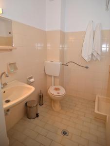スカラ・ソティロスにあるPolizotou Roomsのバスルーム(トイレ、洗面台付)