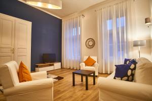 ブダペストにあるD20 Apartman | Budapestのリビングルーム(白い椅子2脚、テレビ付)