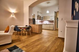 ブダペストにあるD20 Apartman | Budapestのリビングルーム、キッチン(テーブル、椅子付)