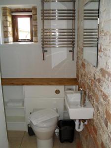 ein Badezimmer mit Toilette und Waschbecken in der Unterkunft Toad Hall at Tove Valley Cottages in Towcester