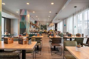 Um restaurante ou outro lugar para comer em Holiday Inn - the niu, Charly Frankfurt City by IHG