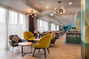 Uma área de estar em Holiday Inn - the niu, Charly Frankfurt City by IHG