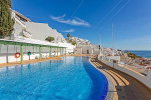 een zwembad met uitzicht op de oceaan bij AZUL/MAR ALBUFEIRA 602 in Albufeira