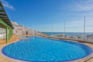 een groot blauw zwembad bovenop een gebouw bij AZUL/MAR ALBUFEIRA 602 in Albufeira +7 foto's