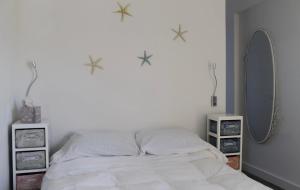 sypialnia z łóżkiem z gwiazdami na ścianie w obiekcie Una ventana al mar w mieście Torrevieja