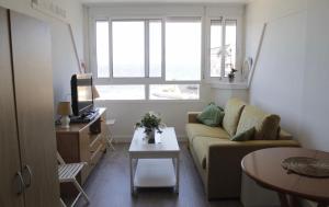 salon z kanapą i stołem w obiekcie Una ventana al mar w mieście Torrevieja