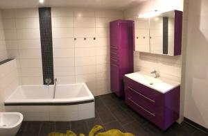 y baño con lavabo blanco, bañera y lavamanos. en Vine & Design, en Langenlois