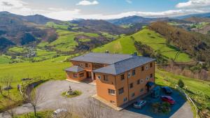 Vue aérienne d'une maison sur une colline dans l'établissement Hotel Rural Yeguada Albeitar, à Villayón