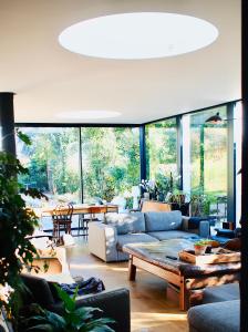 a living room with a couch and a table at Oasis de Caudéran in Bordeaux