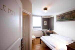 Letto o letti in una camera di Sir Toby's Hostel