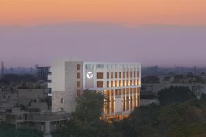 um edifício com um logótipo ao lado em Fortune Avenue, Jalandhar - Member ITC's Hotel Group em Jalandhar