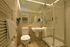 Phòng tắm tại Hotel Schweizer Hof Thermal und Vital Resort