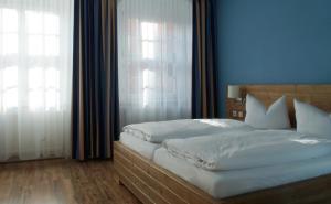 Postel nebo postele na pokoji v ubytování Hotel Am Obermarkt