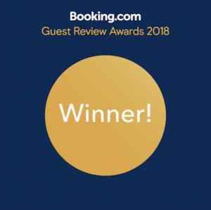ein gelber Kreis mit den Worten „Guest Review Awards“ in der Unterkunft HaPPy InnSide, Free Parking, Self check-in 7x24h, AC in Vilnius