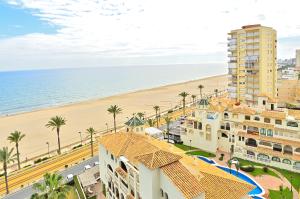 ein Blick auf den Strand vom Balkon eines Gebäudes in der Unterkunft Stay In Azul in El Campello