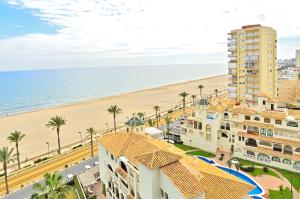 エル・カンページョにあるMyFlats Azulのビーチの景色を望むバルコニーが備わる客室です。