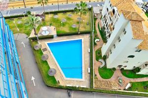 an overhead view of a swimming pool next to a building at MyFlats Azul in El Campello