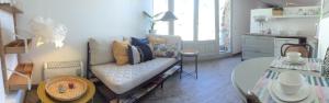 uma sala de estar com um sofá branco e uma mesa em Villa Sotavent em Vall-Llobrega