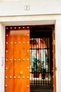 una porta in legno con cancello in un edificio di Casa Patio del Siglo XIX a Siviglia