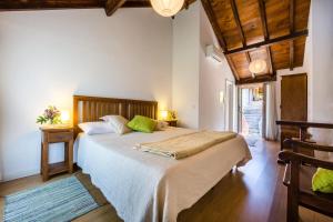 A bed or beds in a room at Quinta da Pousadela - Agroturismo