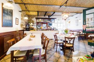 Un restaurante u otro lugar para comer en Hotel Bonsai