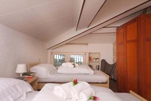 サロにあるVilla FiordiSoleのベッド3台、タオル付