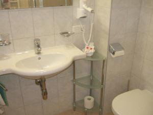 A bathroom at Gästehaus Braunegger Még 22 kép