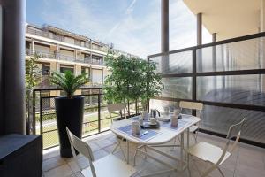 A balcony or terrace at Elegant Loft with Balcony!