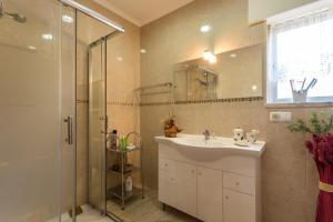 a bathroom with a sink and a shower at Casa da Praia in Costa da Caparica +11 photos