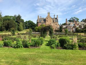 un antiguo castillo con un jardín en primer plano en Luffness Castle Cottage, en Aberlady