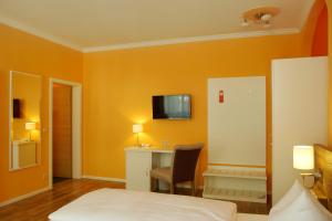 Postel nebo postele na pokoji v ubytování Hotel Am Obermarkt