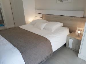 Un pat sau paturi într-o cameră la El Mirador de Villamartin II