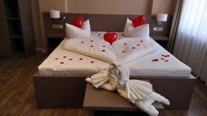 Postel nebo postele na pokoji v ubytování Hotel Am Obermarkt