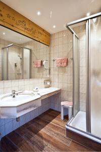 łazienka z umywalką i prysznicem w obiekcie Landhotel Alpenhof Filzmoos w mieście Filzmoos