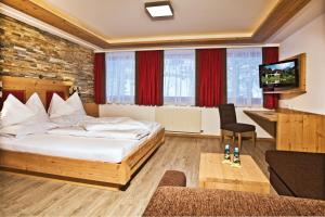 Łóżko lub łóżka w pokoju w obiekcie Landhotel Alpenhof Filzmoos