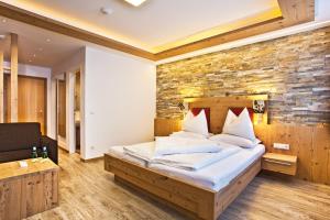 Łóżko lub łóżka w pokoju w obiekcie Landhotel Alpenhof Filzmoos