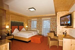 Łóżko lub łóżka w pokoju w obiekcie Landhotel Alpenhof Filzmoos