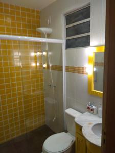 uma casa de banho com um WC, um chuveiro e um lavatório. em Hostel Pousada Rheingantz Rio Grande em Rio Grande