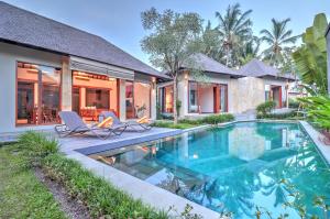 une image d'une maison avec une piscine dans l'établissement Villa Aprikot Ubud, à Ubud