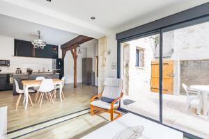 an open kitchen and dining room with sliding glass doors at La Parenthèse in Amboise