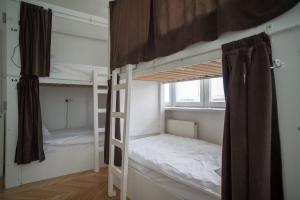 Dviaukštė lova arba lovos apgyvendinimo įstaigoje The Good Place Hostel