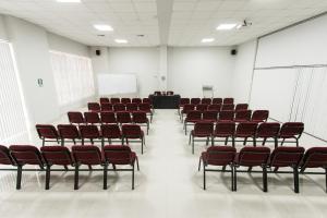 una sala de conferencias con sillas y un podio. en Cumbaza Hotel & Convenciones en Tarapoto