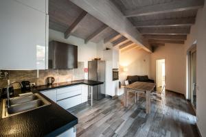 A kitchen or kitchenette at REFUGIUM CountryHouse