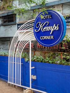 فندق Kemps Corner في مومباي: علامة على فندق هاريس سنتر على جدار