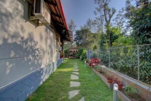 Zahrada ubytování Srinikethana Home Stay with Swimming Pool